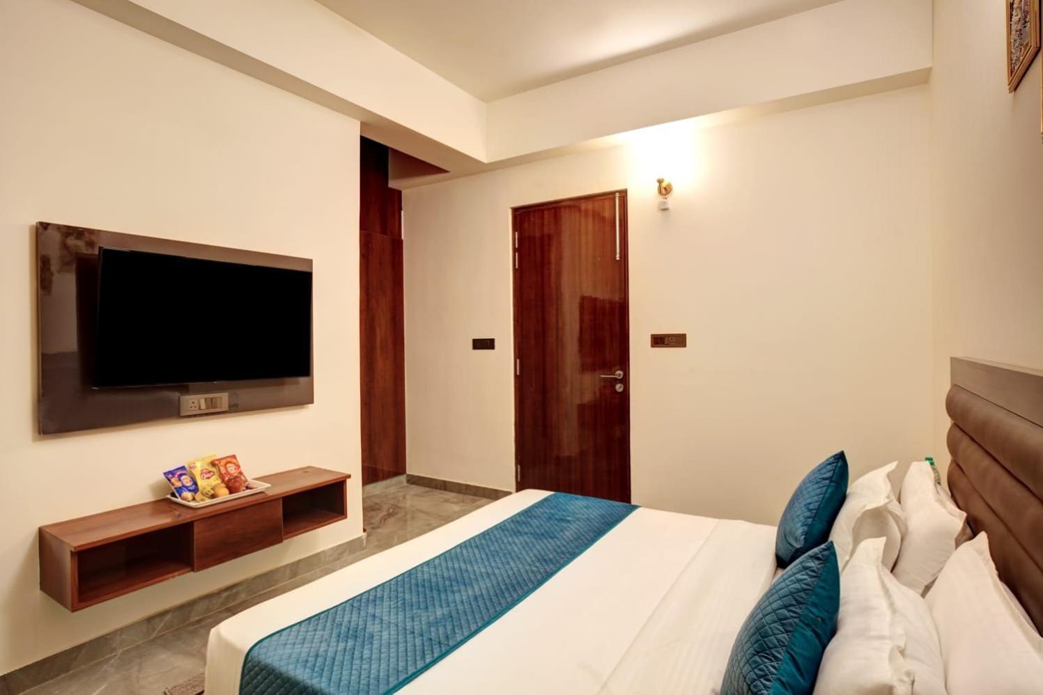 Hotel Elite Grand Near Kailash Hospital Нойда Экстерьер фото