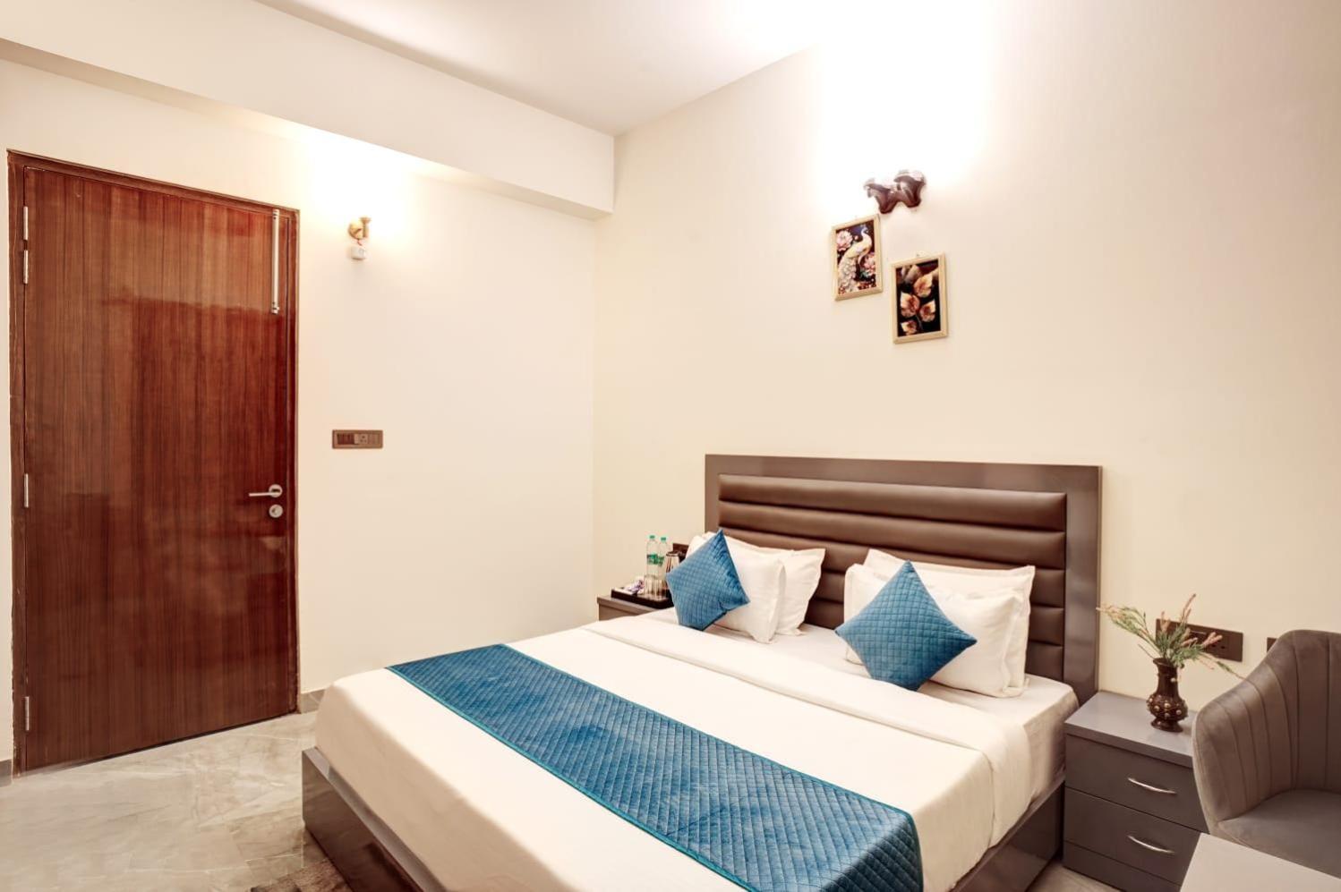 Hotel Elite Grand Near Kailash Hospital Нойда Экстерьер фото