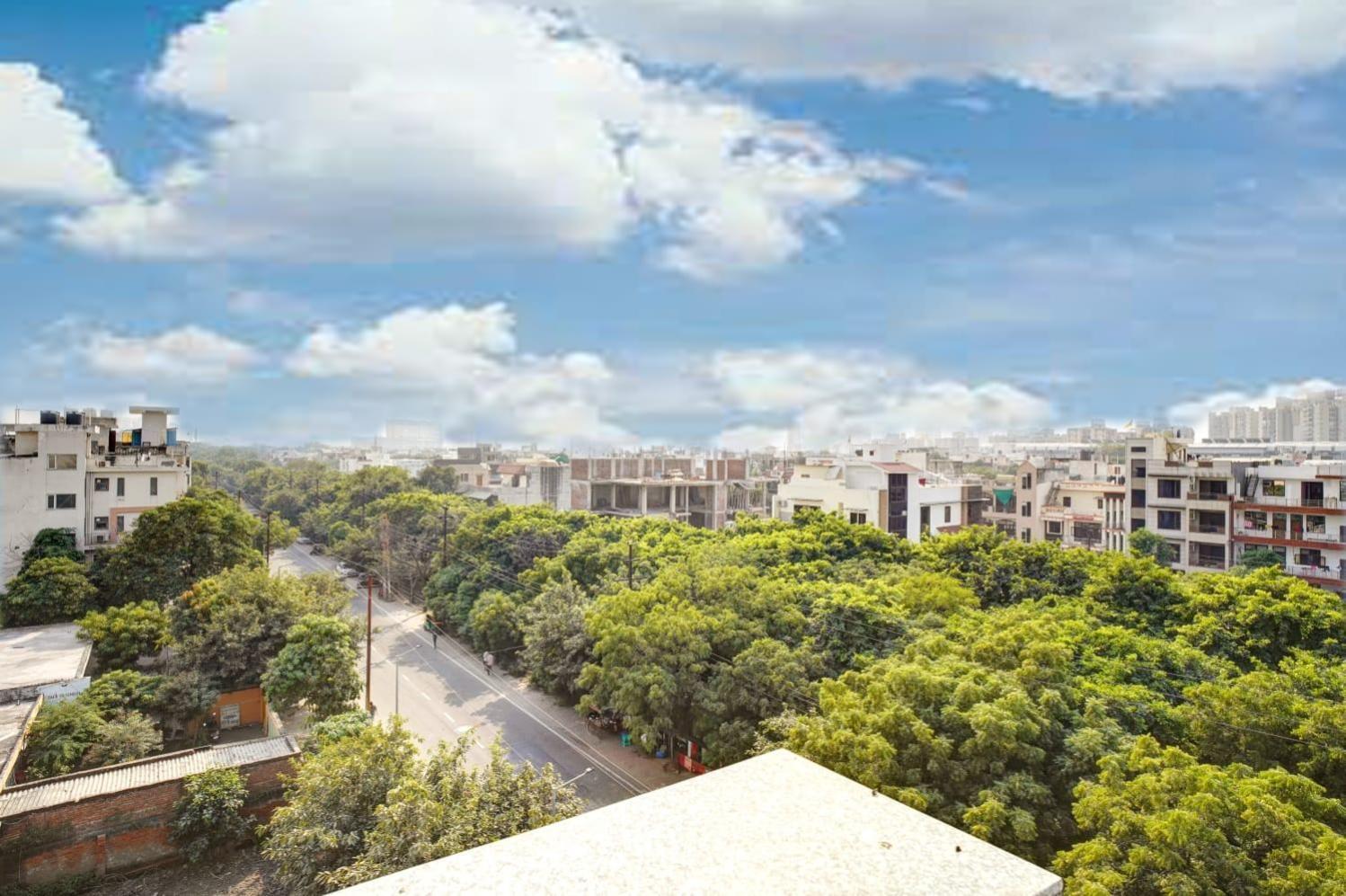 Hotel Elite Grand Near Kailash Hospital Нойда Экстерьер фото
