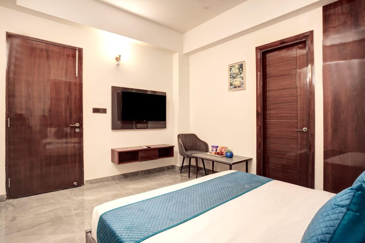 Hotel Elite Grand Near Kailash Hospital Нойда Экстерьер фото