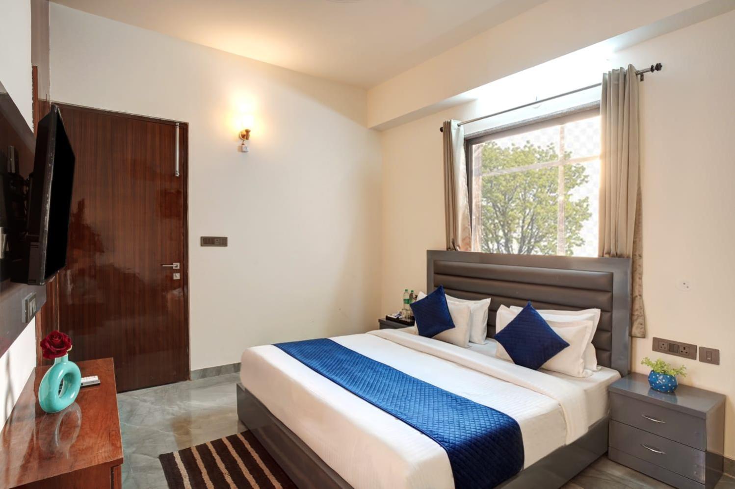 Hotel Elite Grand Near Kailash Hospital Нойда Экстерьер фото