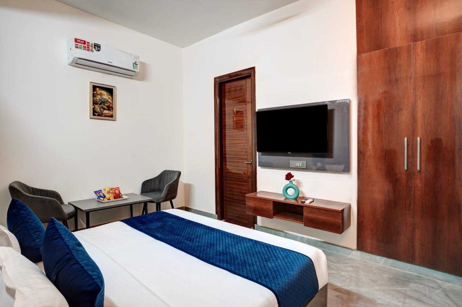Hotel Elite Grand Near Kailash Hospital Нойда Экстерьер фото