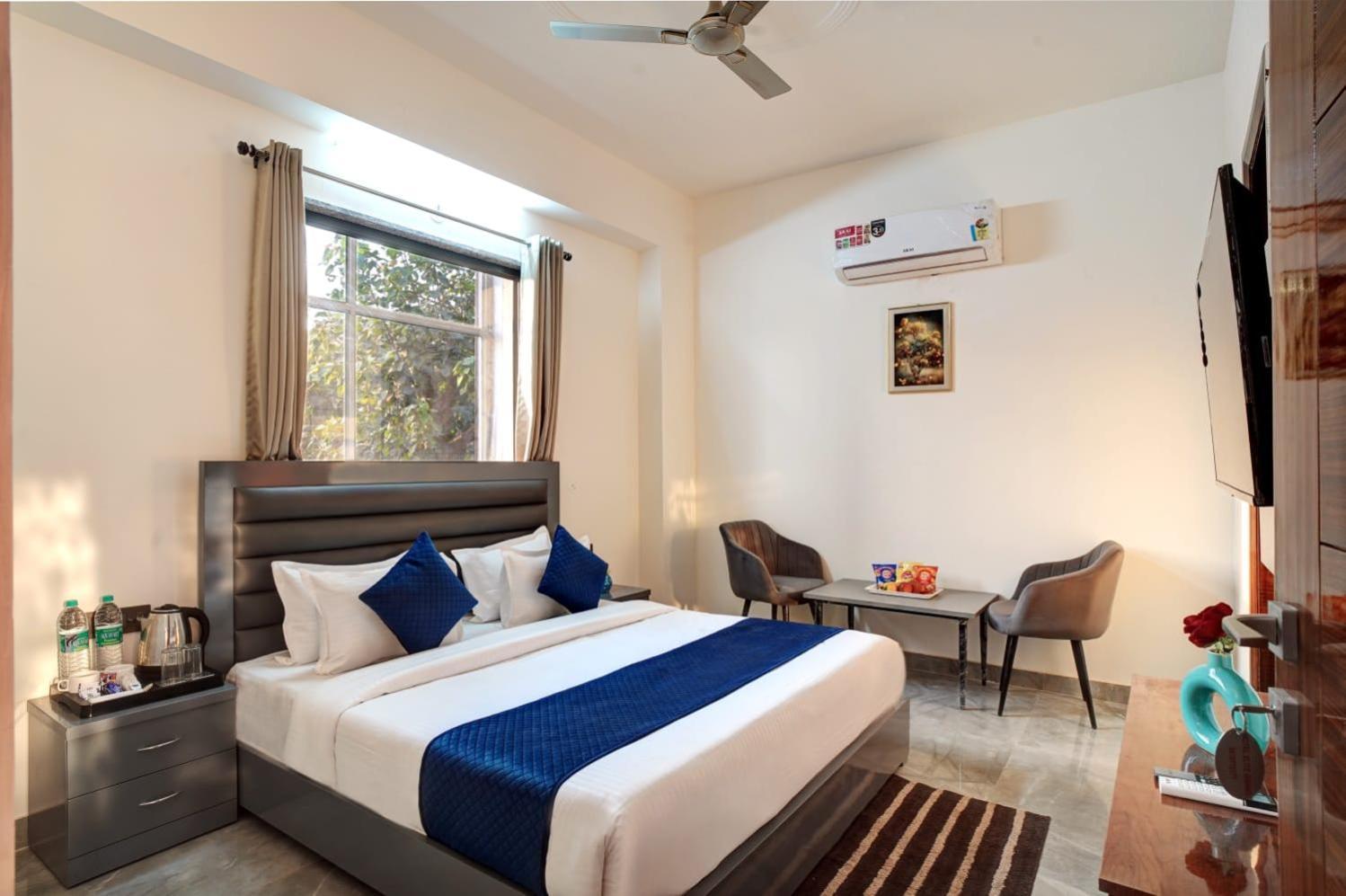 Hotel Elite Grand Near Kailash Hospital Нойда Экстерьер фото