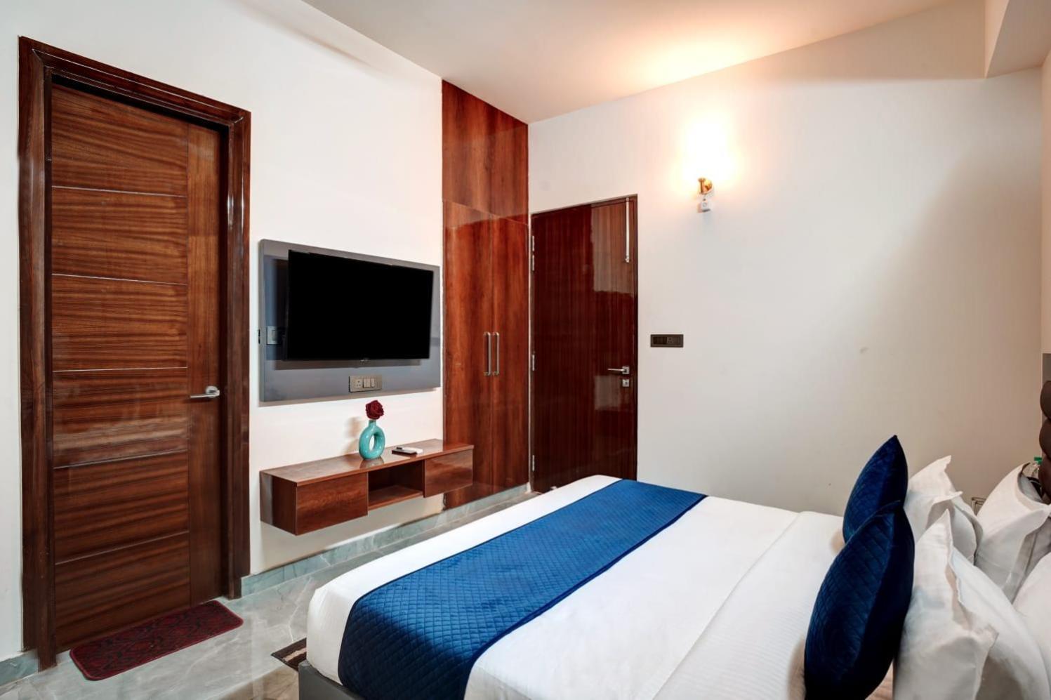 Hotel Elite Grand Near Kailash Hospital Нойда Экстерьер фото