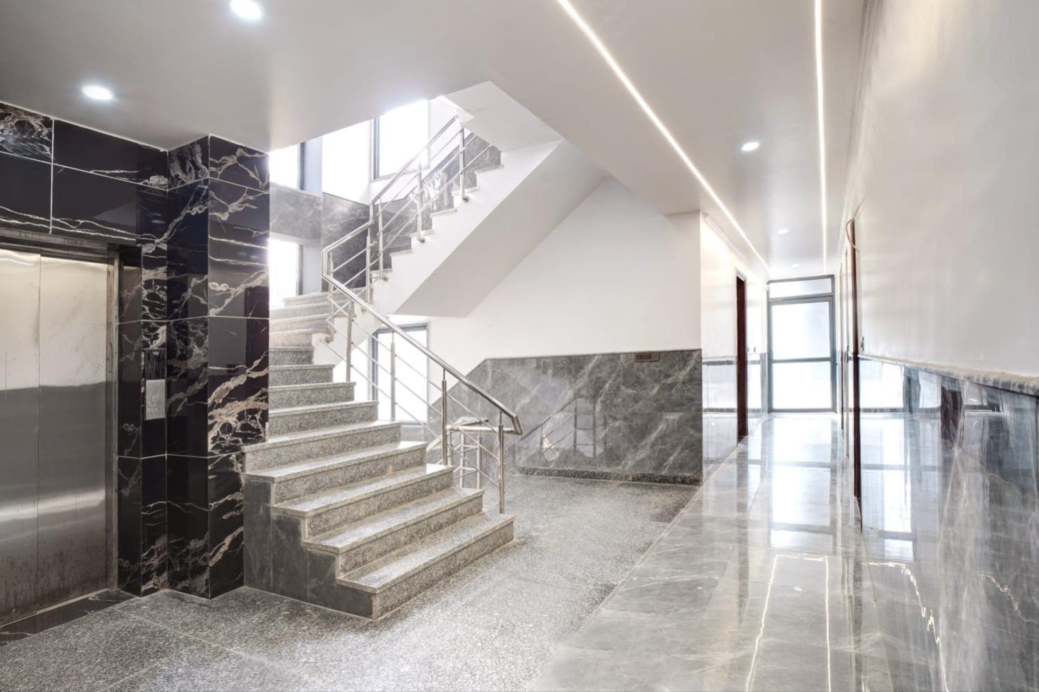 Hotel Elite Grand Near Kailash Hospital Нойда Экстерьер фото