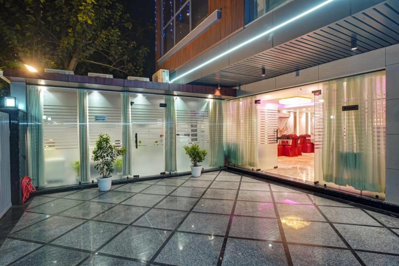 Hotel Elite Grand Near Kailash Hospital Нойда Экстерьер фото
